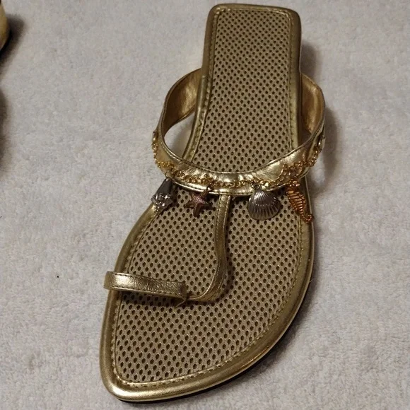 Vintage Women's, handbag and matching toe sandal in gold. - Picture 3 of 9
